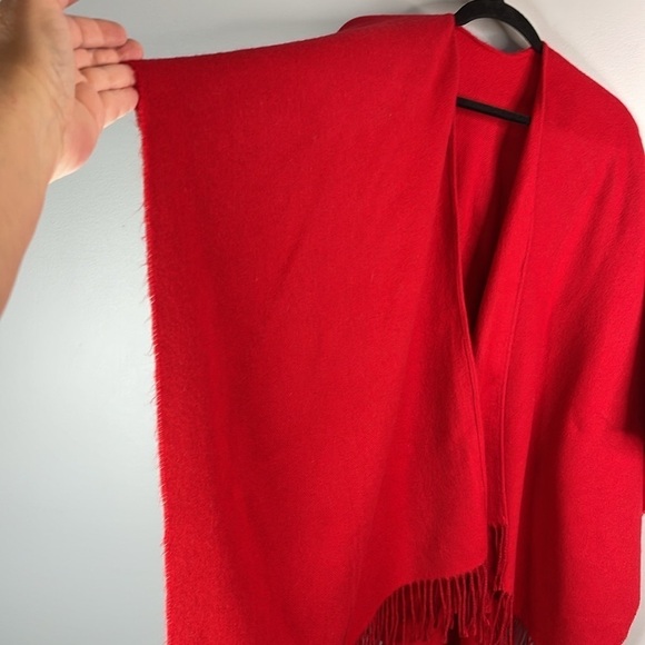 VINTAGE Wool Touch Red Fringe Wrap Shawl Acrylic Lightweight One Size Fits Most - Picture 5 of 8